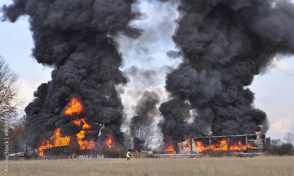 Fototapeta premium Explosion eines Tanklastwagen