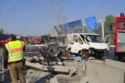 Schwerer Lastwagenunfall auf der Autobahn