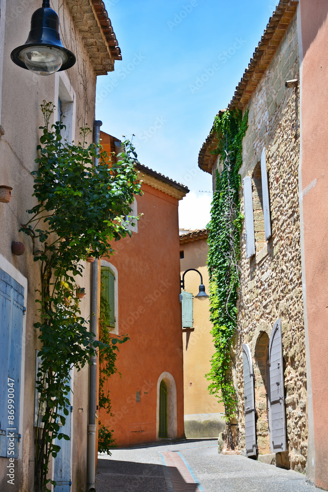 rue village sud de la france en été