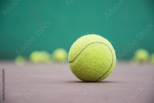 tennis ball on the court © topntp