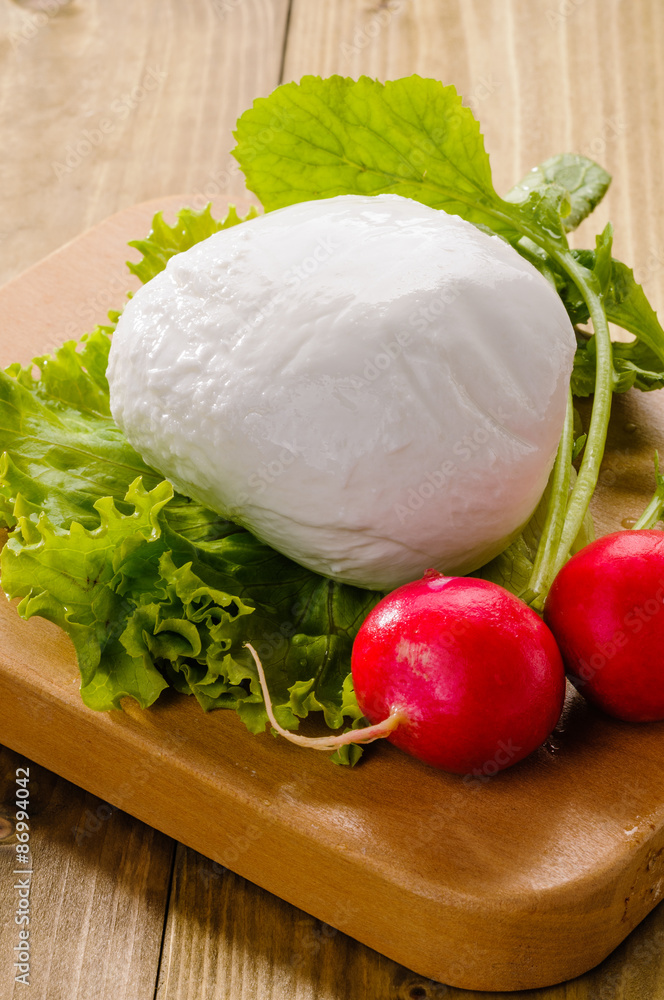 Mozzarella con verdure su piano di legno, texture Mozzarella con verdure su piano di legno, texture