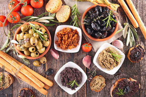 Φωτογραφία olive,tapenade,breadstick