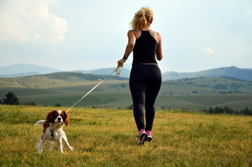 Sierkussen Joggen Vrouw joggend met spaniel in park  © branislav