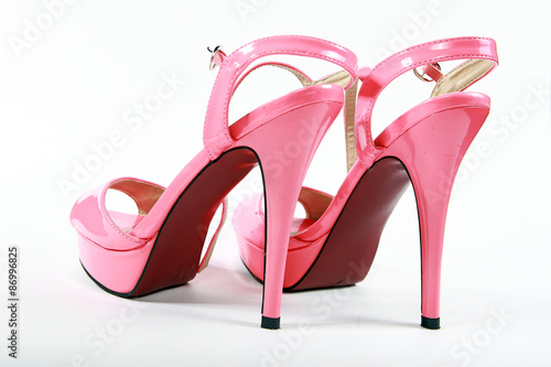 Розовые туфли на белом фоне