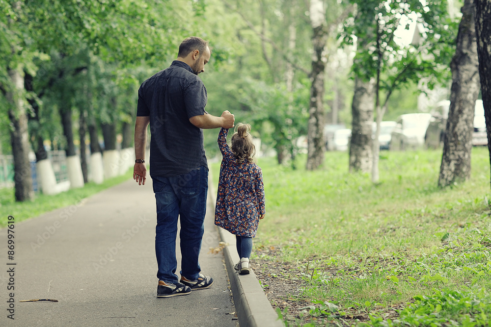 © kichigin19 - Dad walks with her daughter in the park