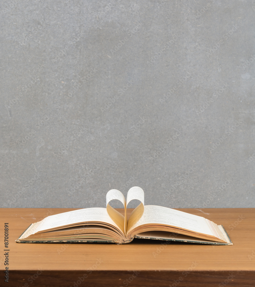 Obraz premium pages of a book curved into a heart shape