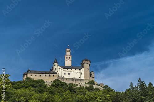 Markburg am Rhein unter blauem Himmel