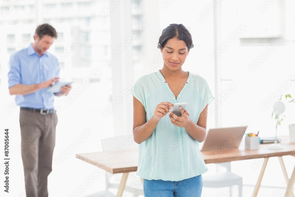 Obraz premium Casual colleagues using digital tablet and telephone