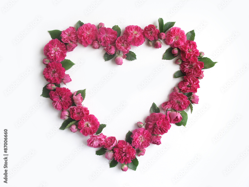 Herz aus Rosenblüten und Knospen