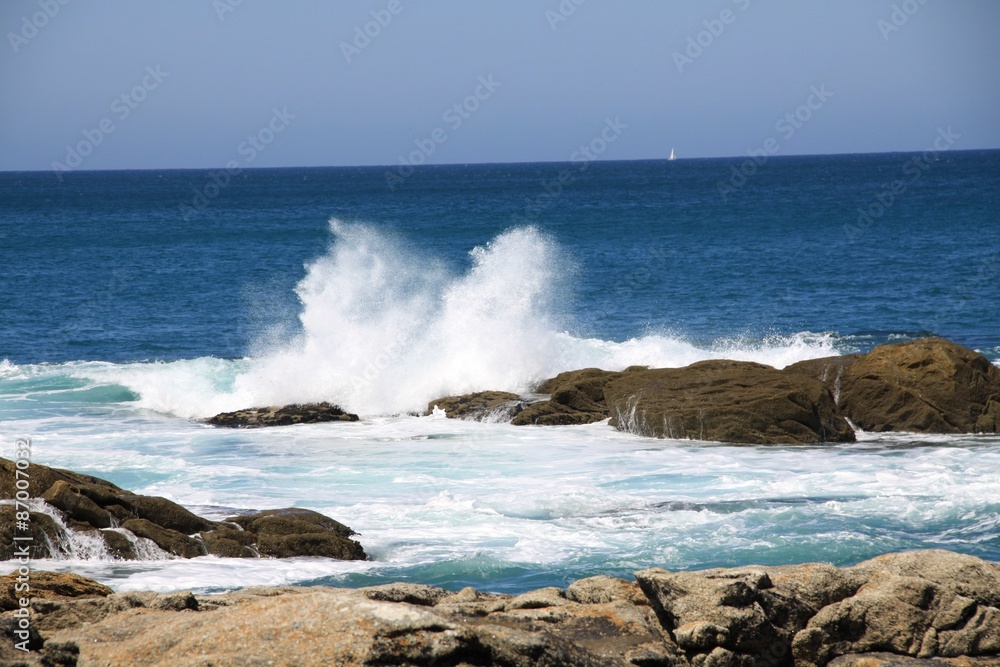 Wellen des Atlantik brechen sich auf einem Felsen Wellen des Atlantik brechen sich auf einem Felsen