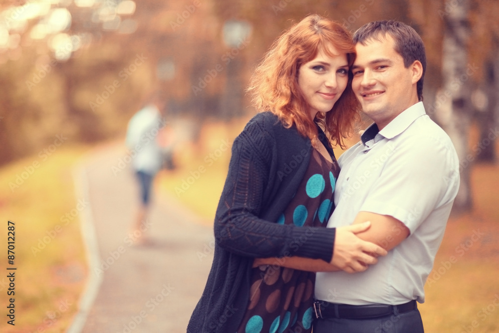 Obraz premium Autumn couple love walk