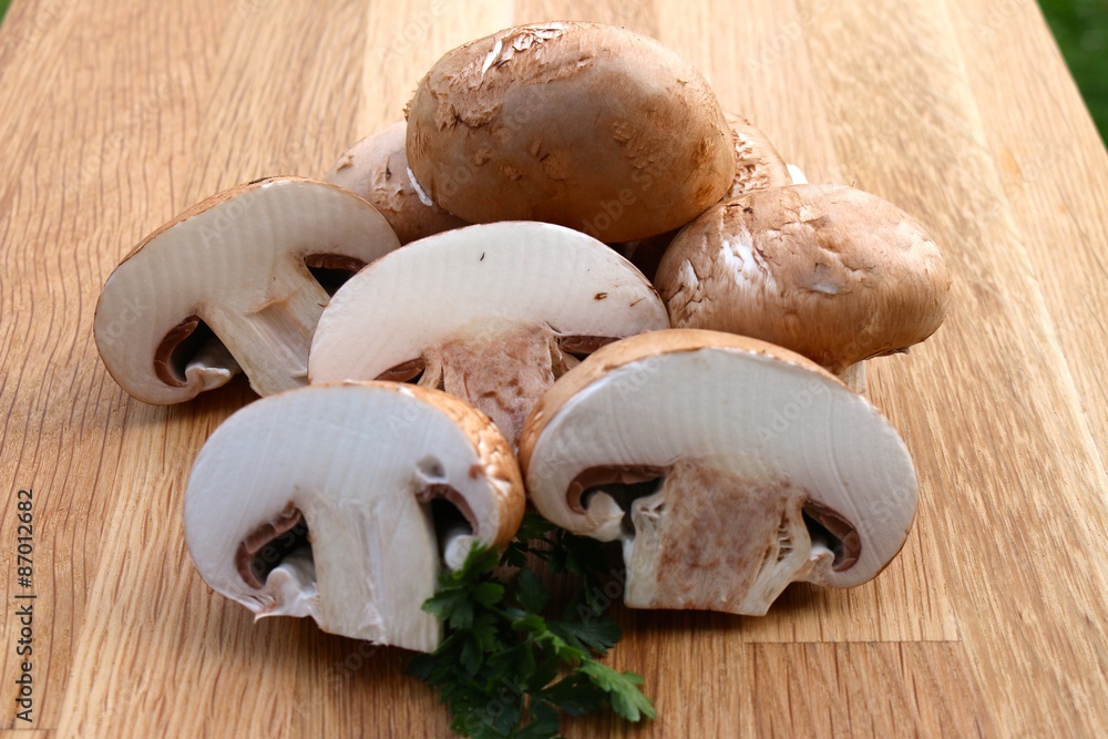 champignons auf einem holzbrett champignons auf einem holzbrett