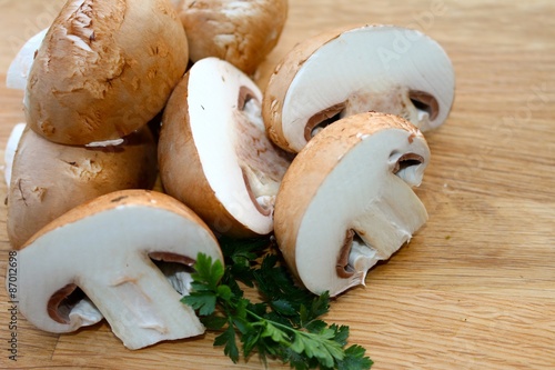 champignons auf einem holzbrett