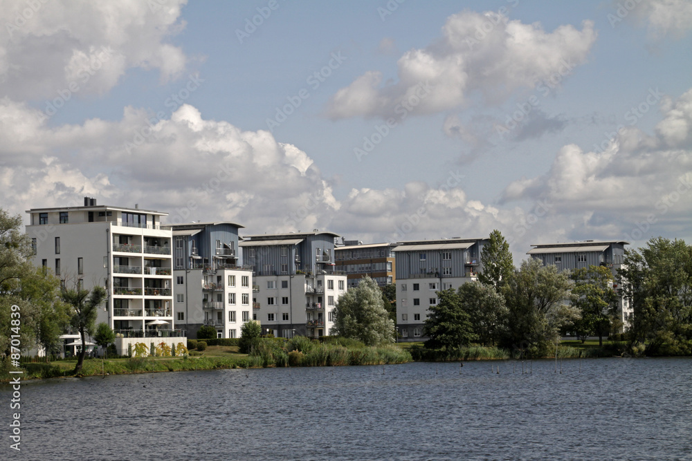 Moderne Häuser an einem See in Schwerin Moderne Häuser an einem See in Schwerin