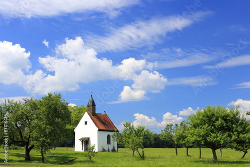 kleine Kapelle im Sommer