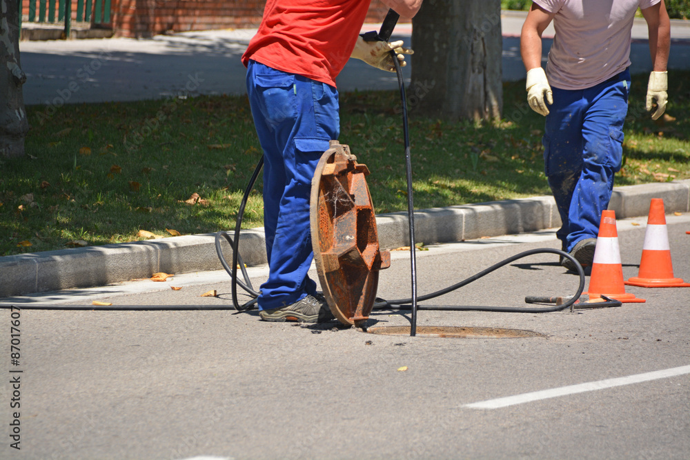 trabajando en una alcantarilla