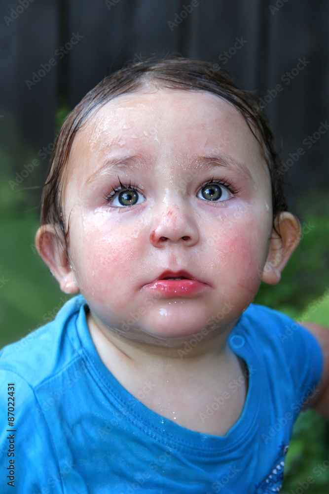 Nasses Baby blickt nach oben Nasses Baby blickt nach oben