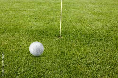 Golfball auf Golfrasen