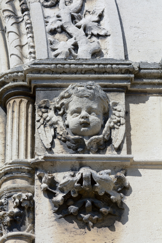 Naklejka premium Stone cherub head on tomb