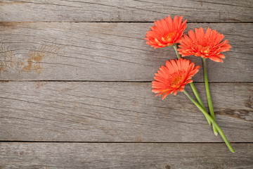 Handdoek met foto Gerbera Oranje gerbera's op houten ondergrond  © Evgeny Karandaev