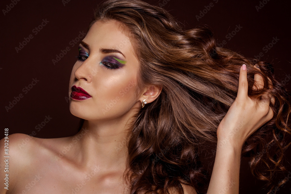 Fototapeta premium Beautiful brunette girl with healthy curly hair