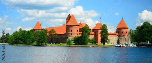 Obraz na płótnie Galves lake,Trakai old red bricks castle view w salonie