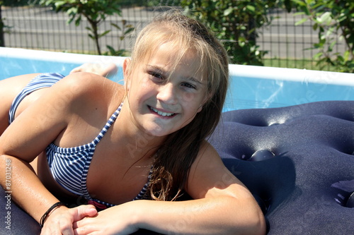 bambina in piscina
