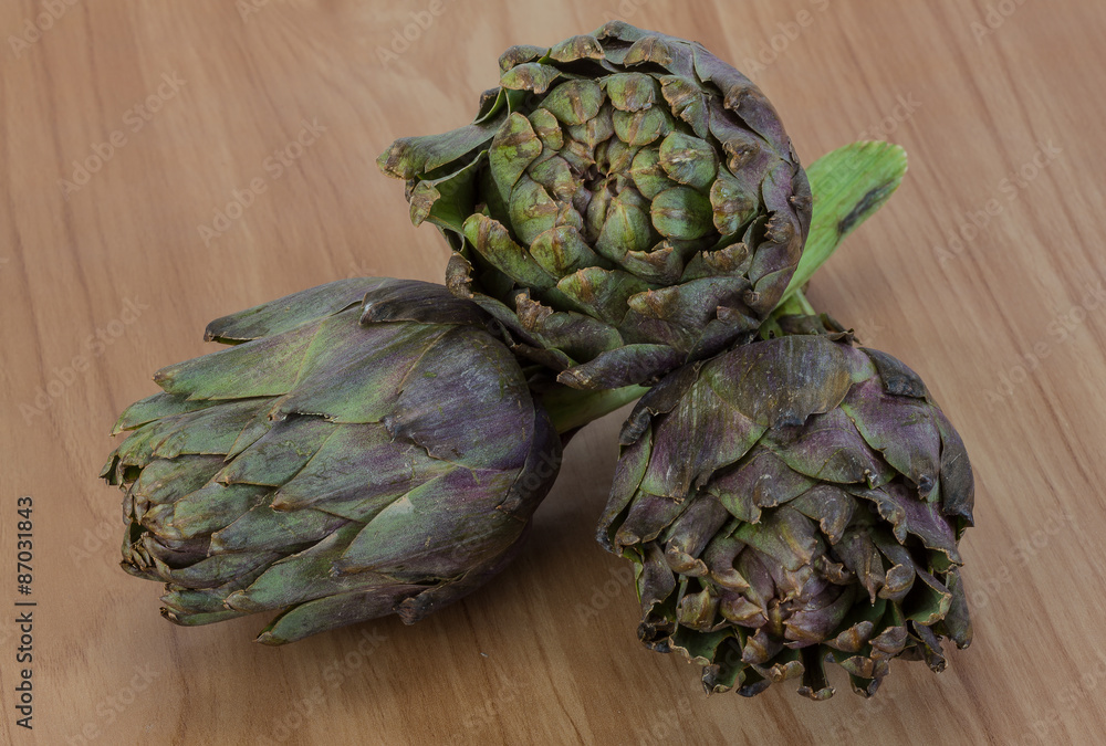 Obraz premium Raw artichokes