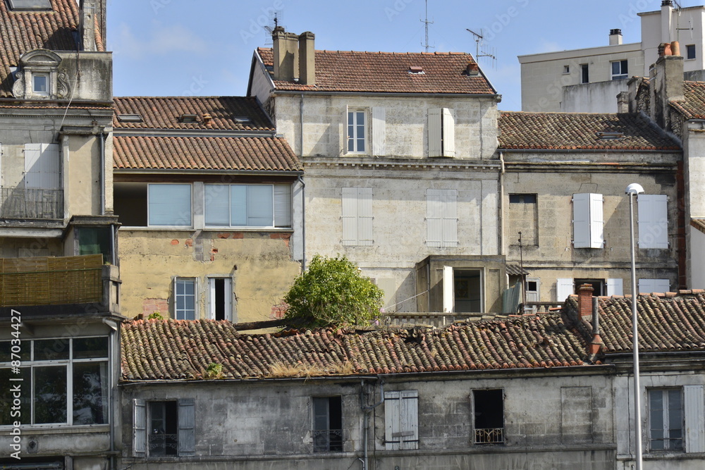 Habitations abandonnées et en ruine dans la vieille ville basse d'Angoulême 