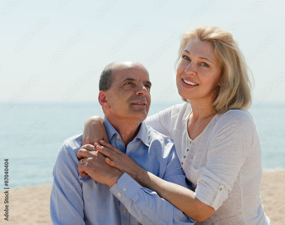 Obraz premium Elderly couple at sea shore