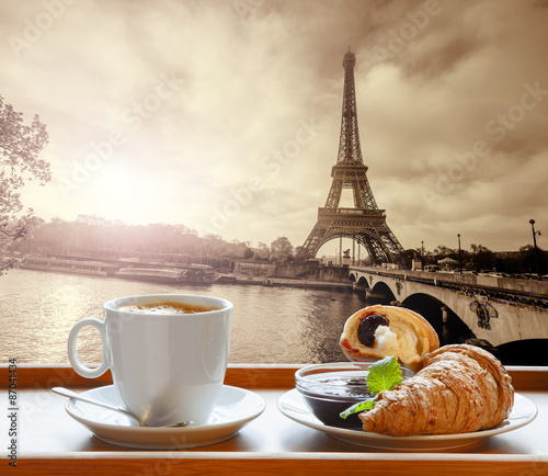 Obraz Kawa z rogalikami przeciw Wieży Eiffla w Paryż, Francja