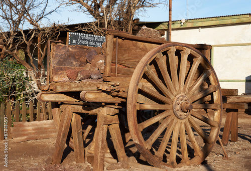 Tableau sur toile Old wooden cart used for transporting saltpeter at the historic Humberstone Saltpeter Works in the Atacama Desert near Iquique in Chile