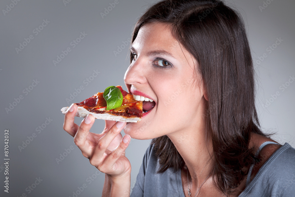 Frau Gesicht isst Salami Pizza Porträt Frau Gesicht isst Salami Pizza Porträt