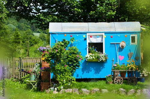 Bild auf Leinwand Landidylle mit blauem Bauwagen