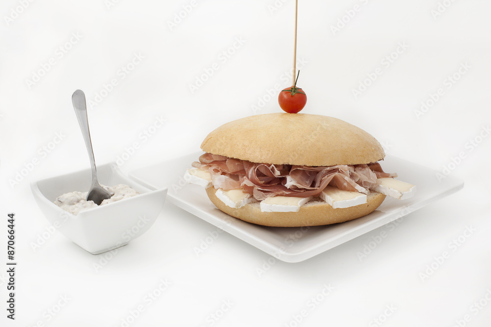panino imbottito con salsa