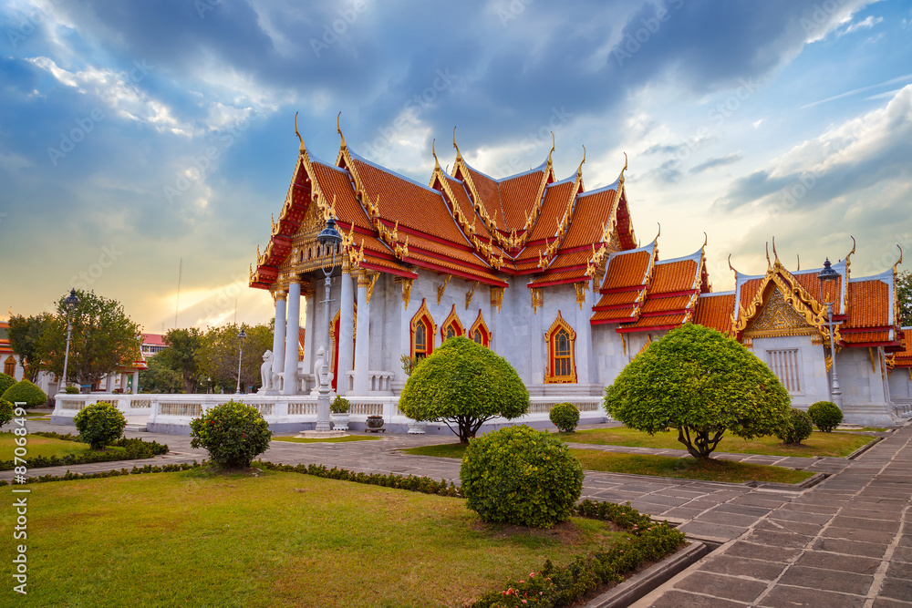 Fototapeta premium Wat Benchamabophit - the Marble Temple in Bangkok, Thailand