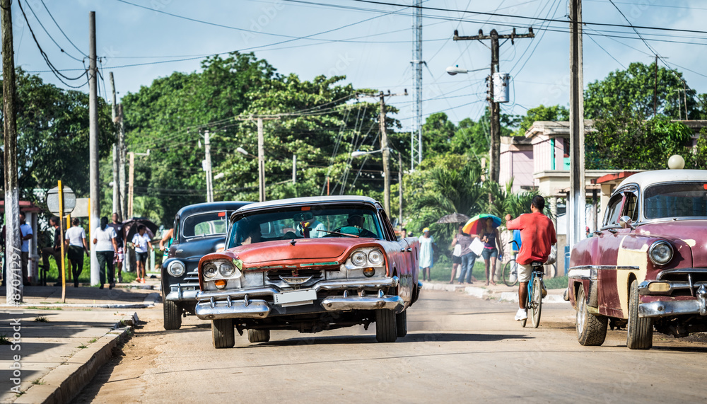 Obraz premium HDR Kuba amerikanische Oldtimer fahren auf der Straße