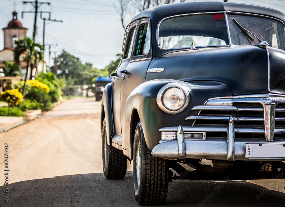 HDR Kuba schwarzer Oldtimer fährt auf der Straße in Varadero