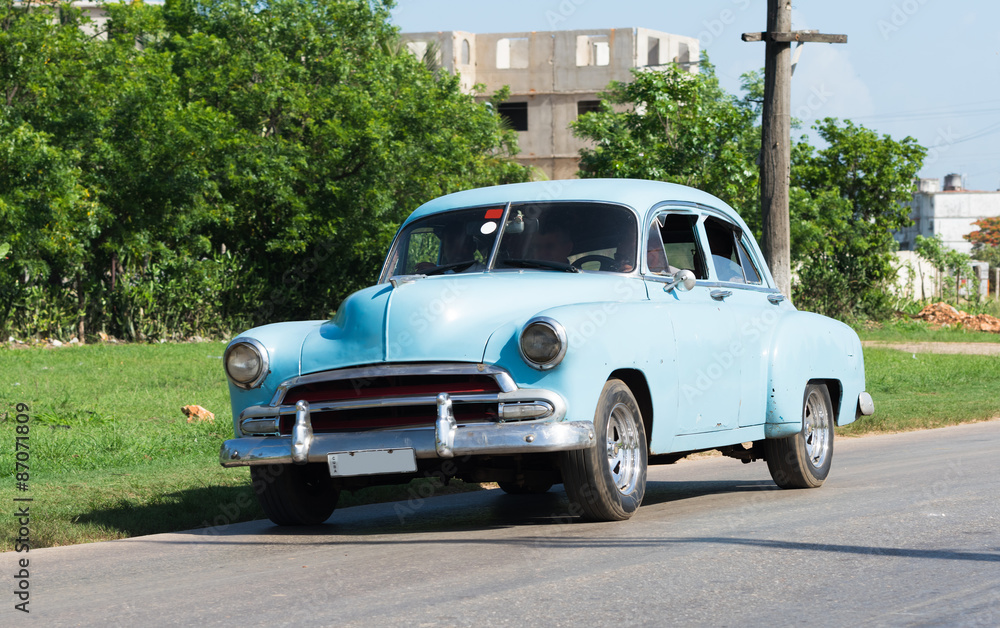 Kuba hell blauer Oldtimer fährt auf der Straße in Varadero