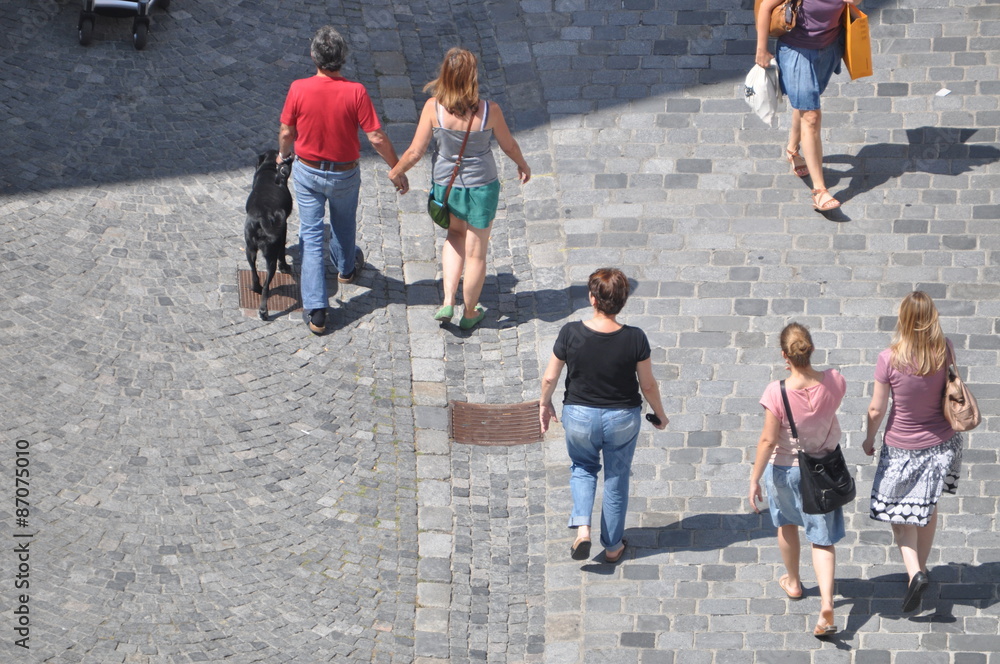 Obraz premium Passanten auf Marktplatz