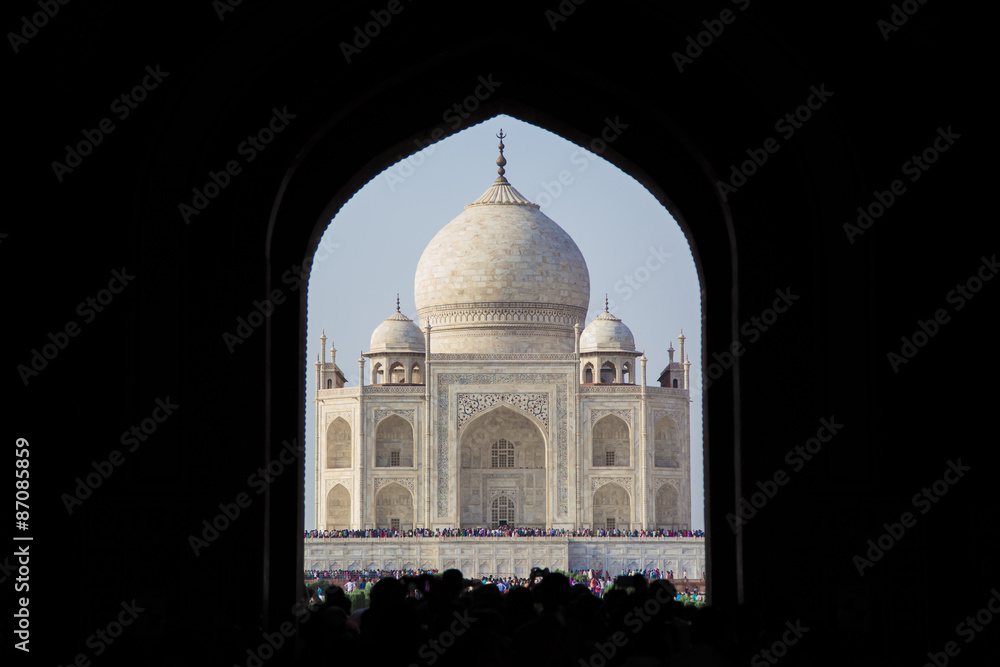 Obraz premium View of Taj Mahal through the front dome