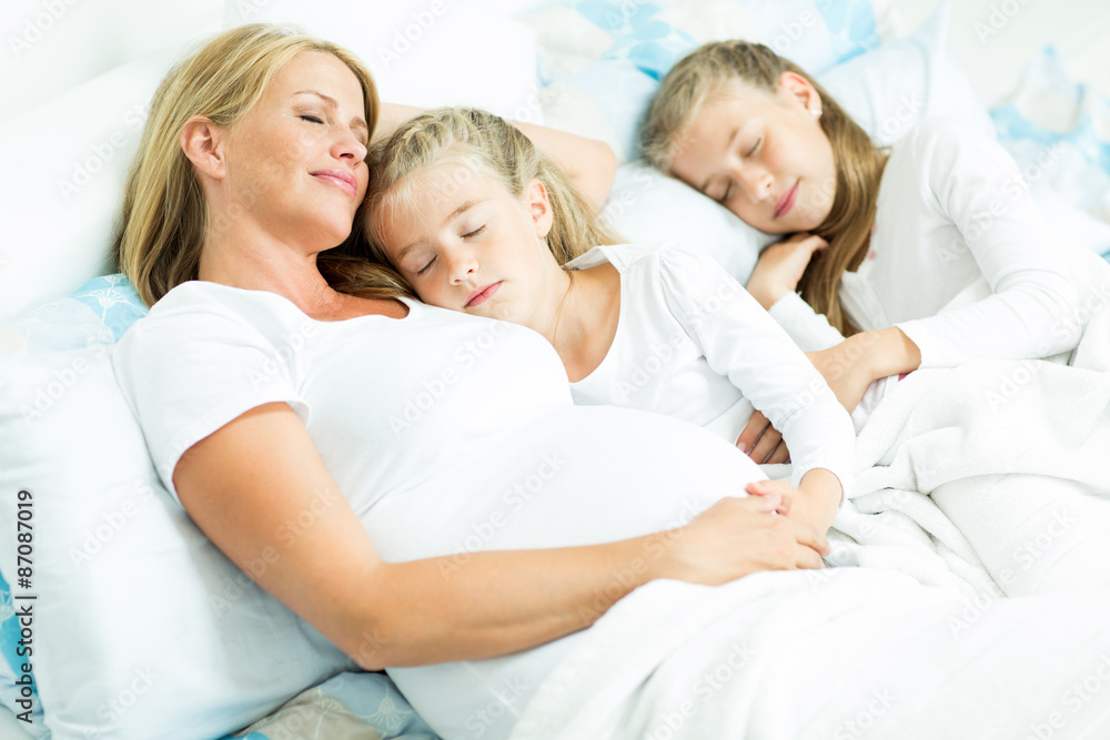 Mama mit Kindern beim schlafen