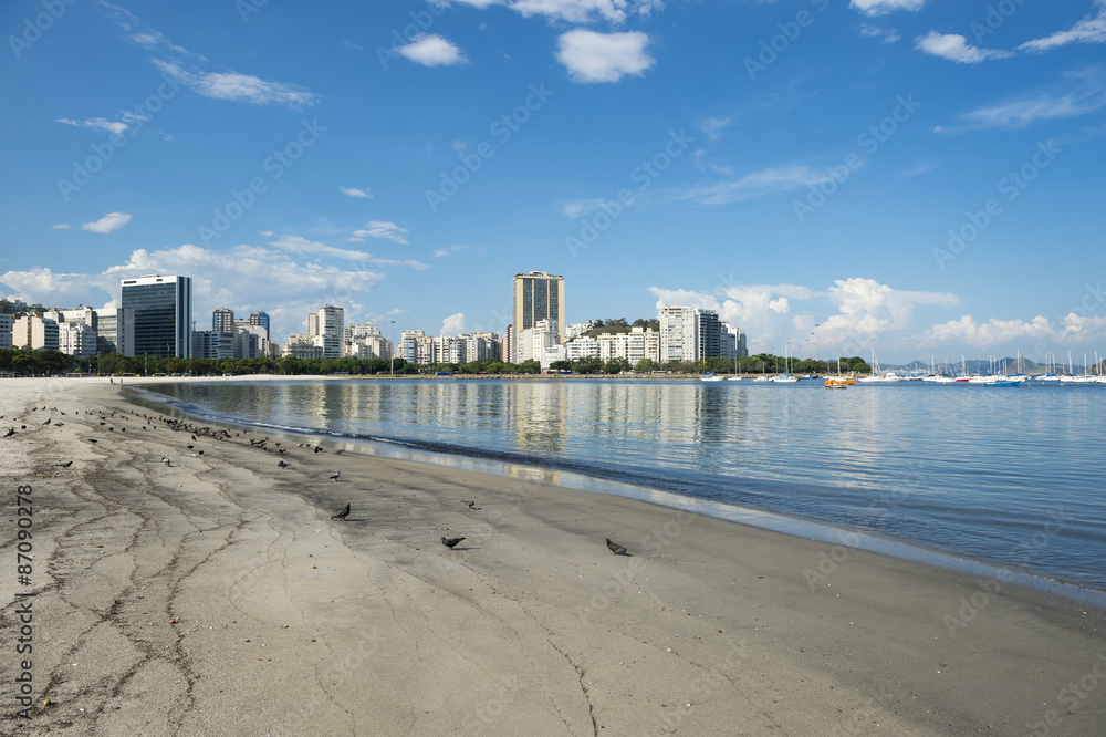 Naklejka premium Scenic view of Botafogo Bay from the shore of the beach in Rio de Janeiro, Brazil 
