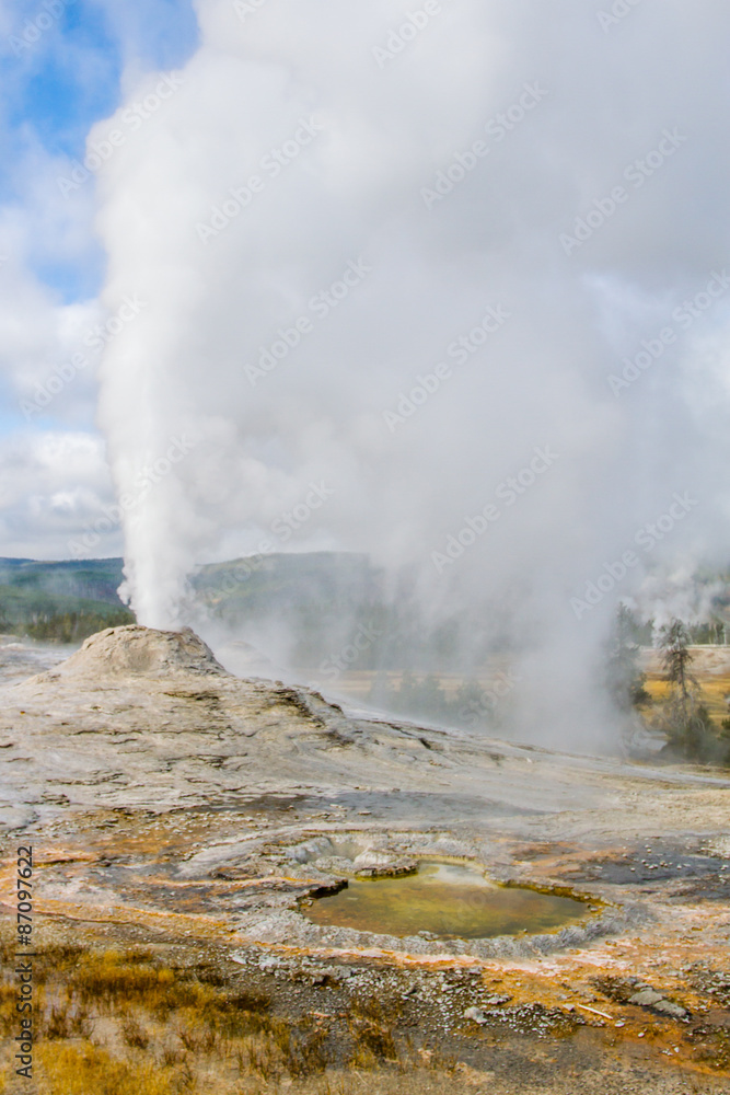 yellowstone geyser erupting