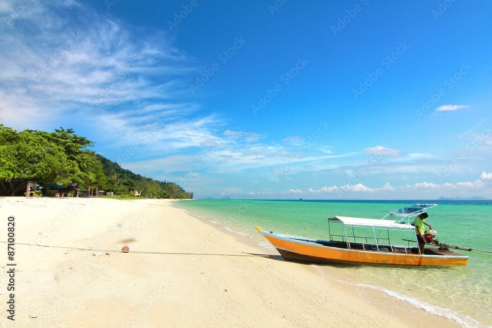 Fototapeta premium Paradise beach in kohngai island at trang Thailand 