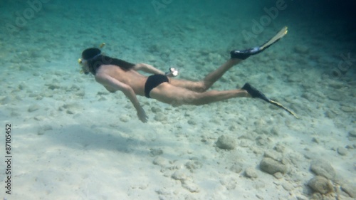 Thermocline optical effect on a free-diver