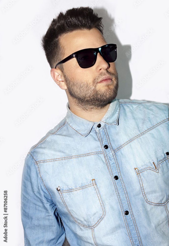 Obraz premium Modelo de gafas