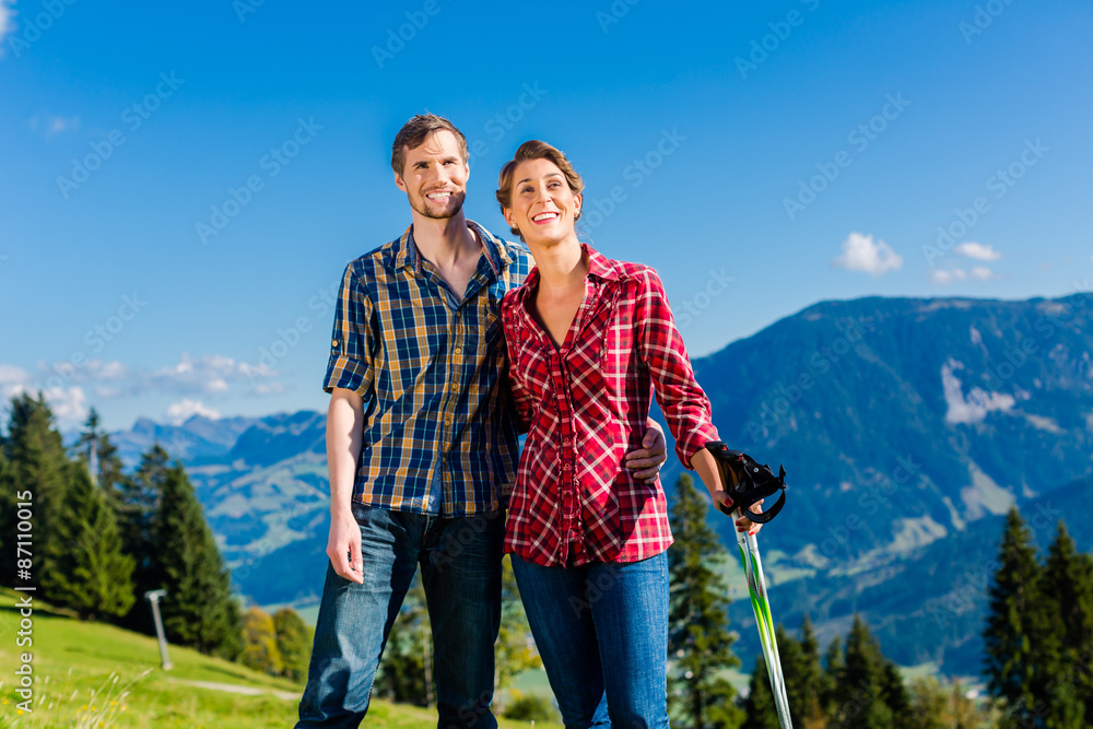 Paar genießt Aussicht beim Wandern in den Bergen