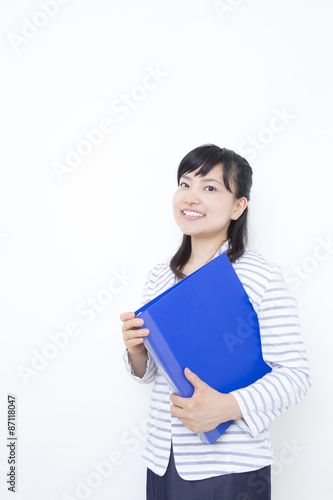 青いファイルを持つ女性