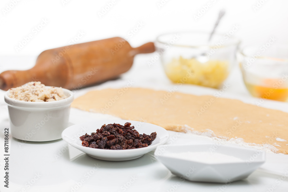 Masa de strudel e ingredientes para relleno Masa de strudel e ingredientes para relleno